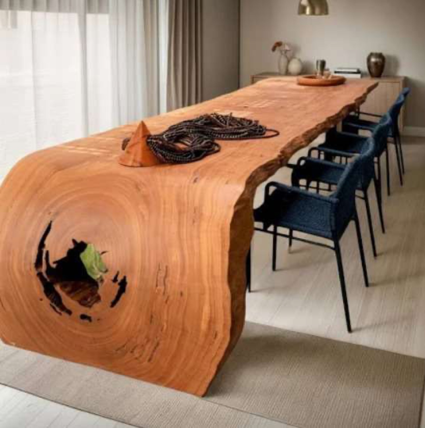 Mesa com base de raiz dourada