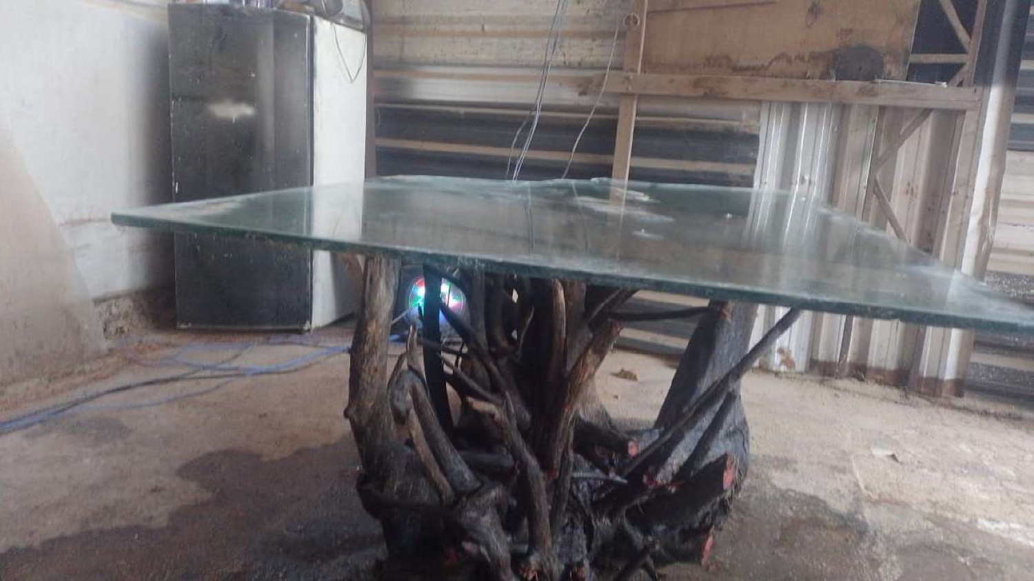 Mesa de vidro com base de raiz